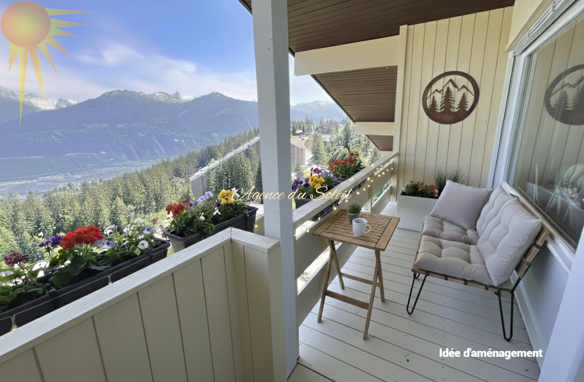 Gemütlicher Balkon mit Alpenblick