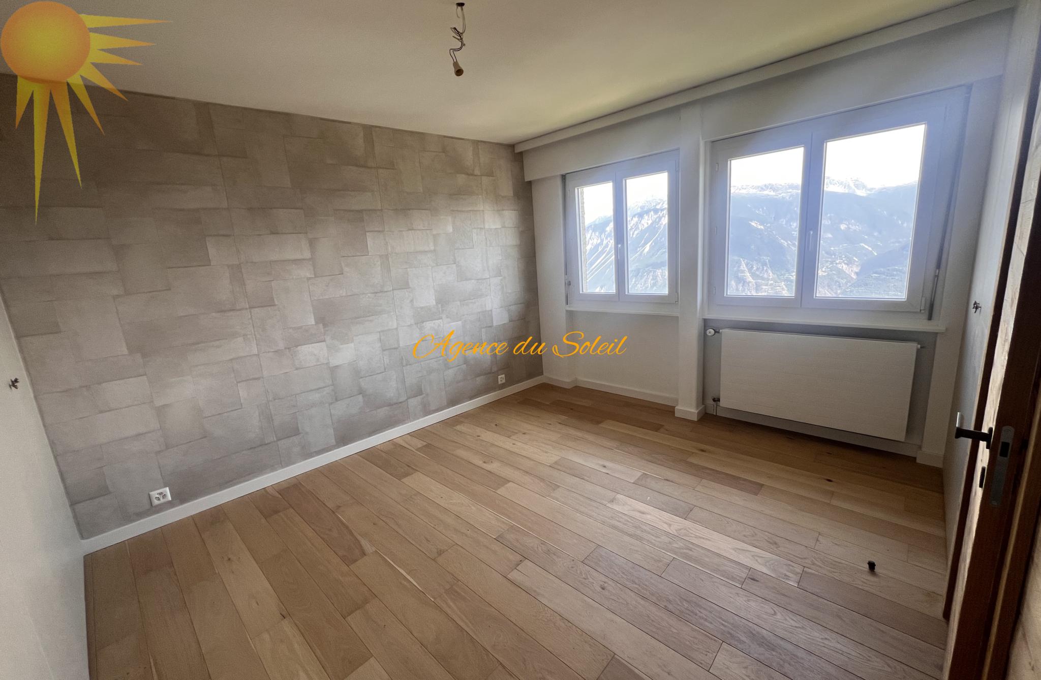Leeres Zimmer mit Bergblick