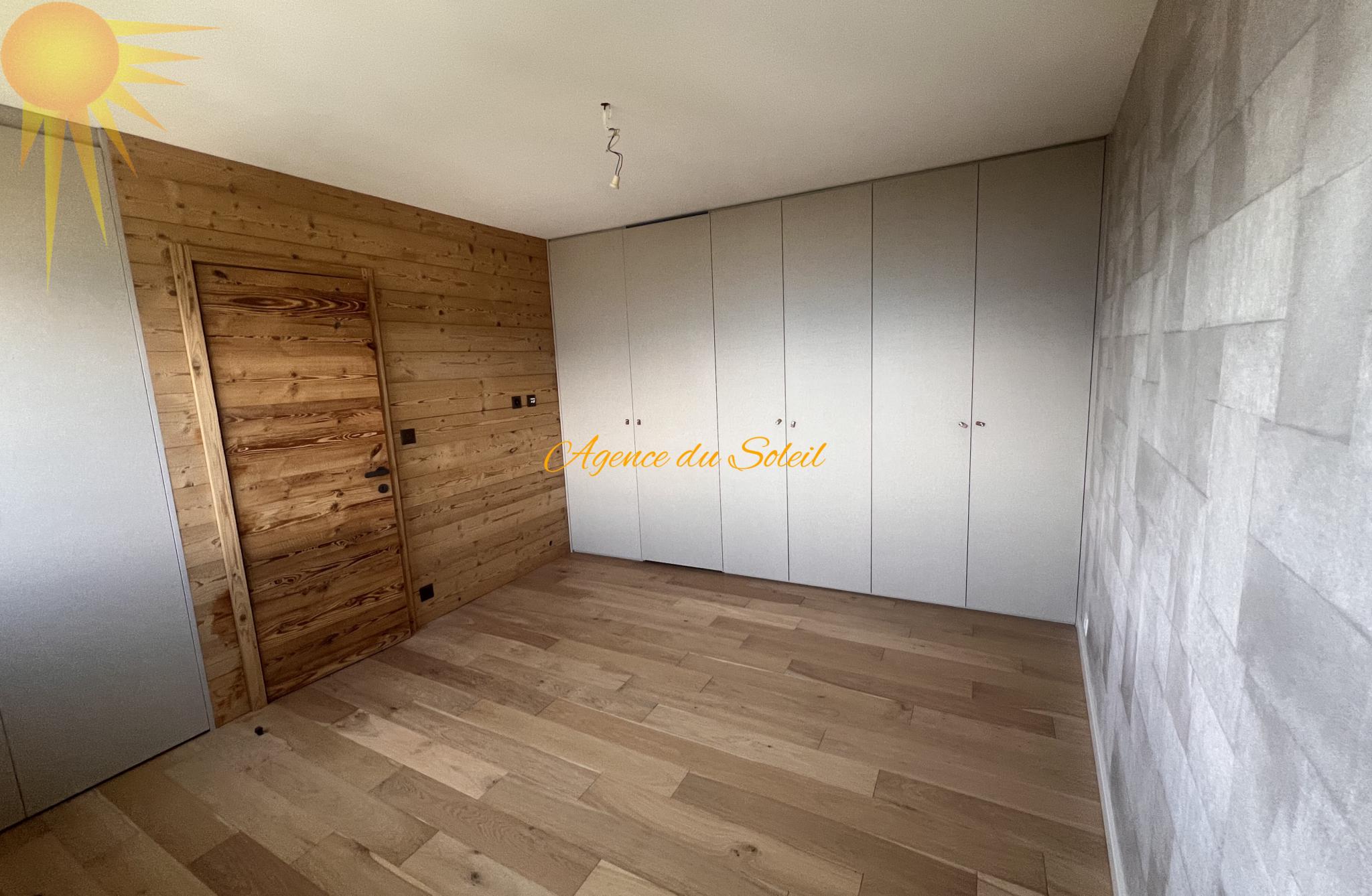 Modernes Schlafzimmer mit Holz- und Einbauschränken