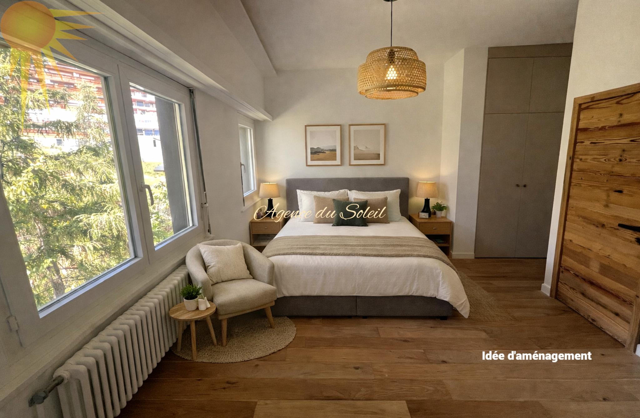 Gemütliches Schlafzimmer mit Naturholz- und Rattan-Akzenten