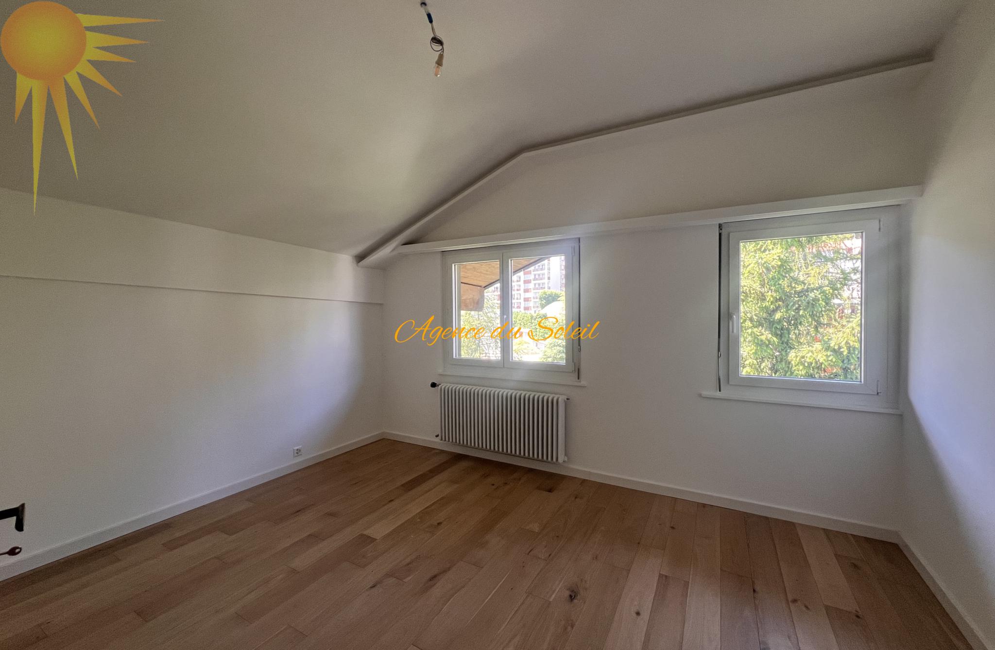 Leerer Dachgeschossraum mit Holzfußboden