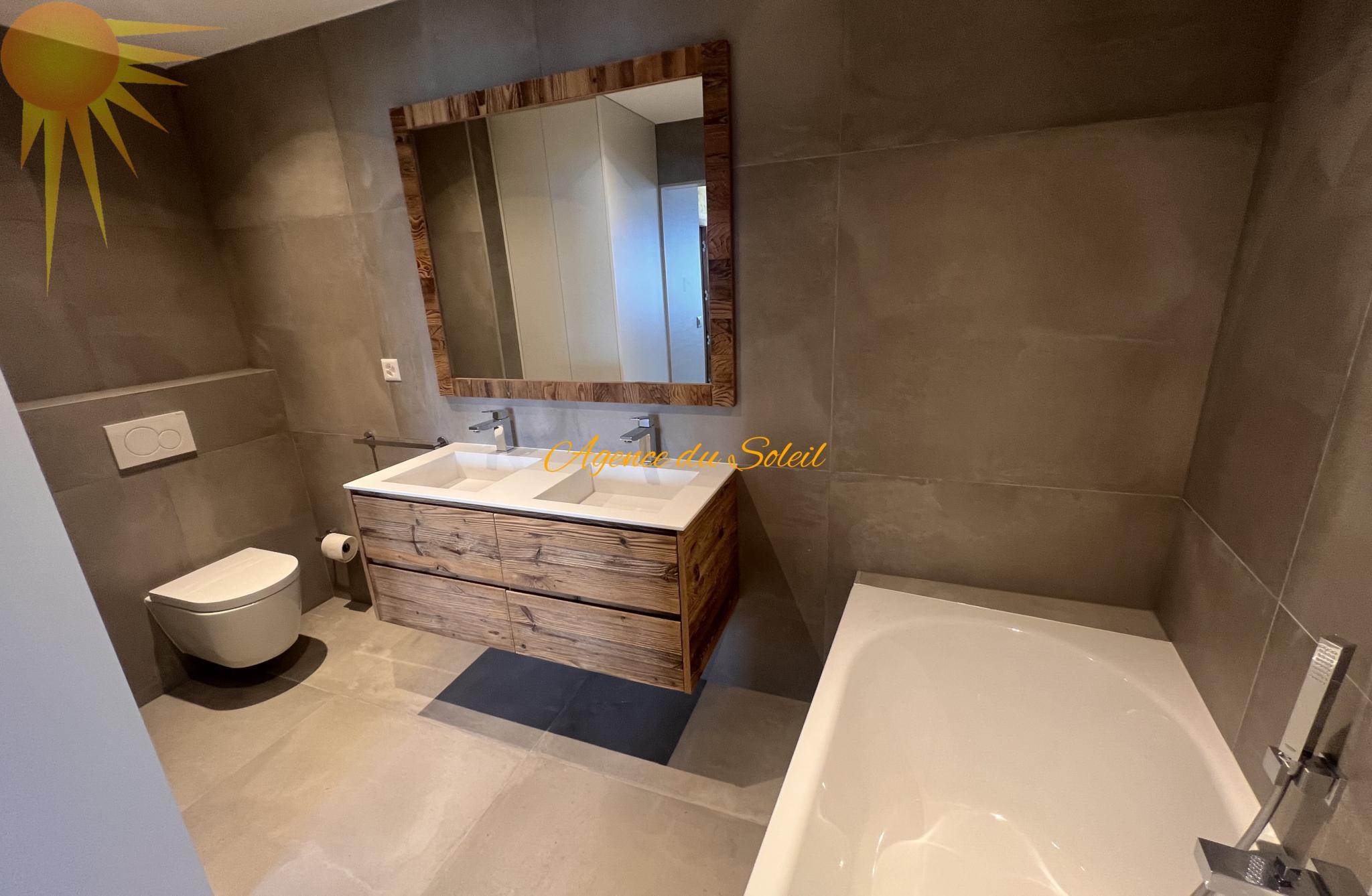Modernes Badezimmer mit Wanne und Doppelwaschbecken