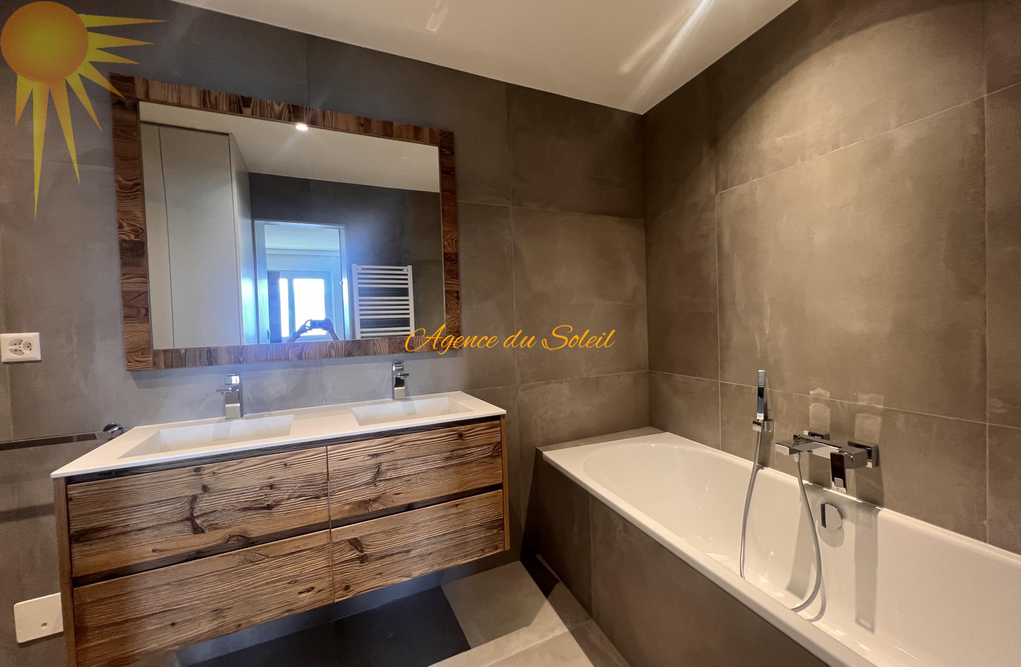 Modernes Badezimmer mit Holzwaschtisch und Badewanne