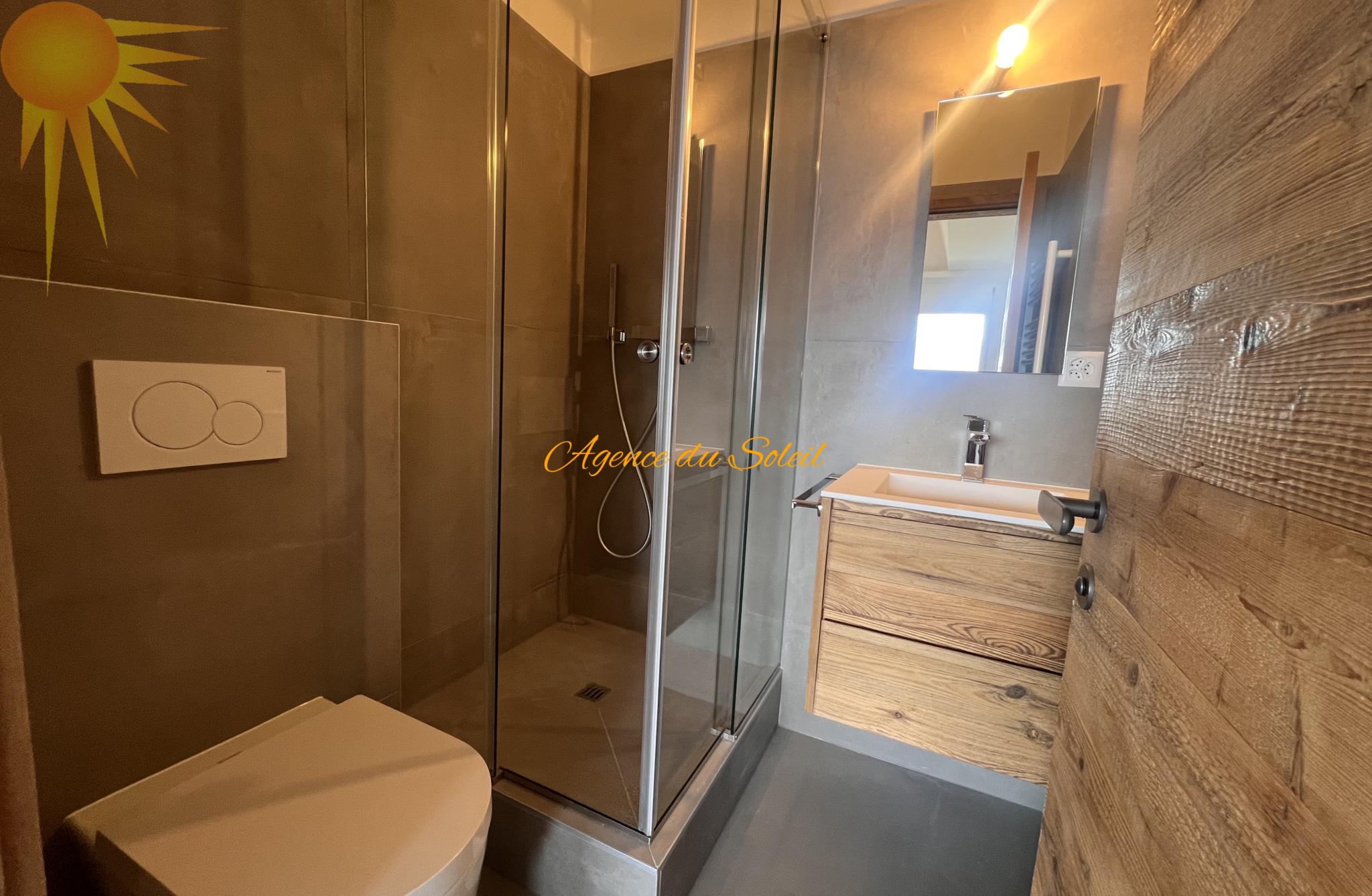 Modernes Bad mit Dusche