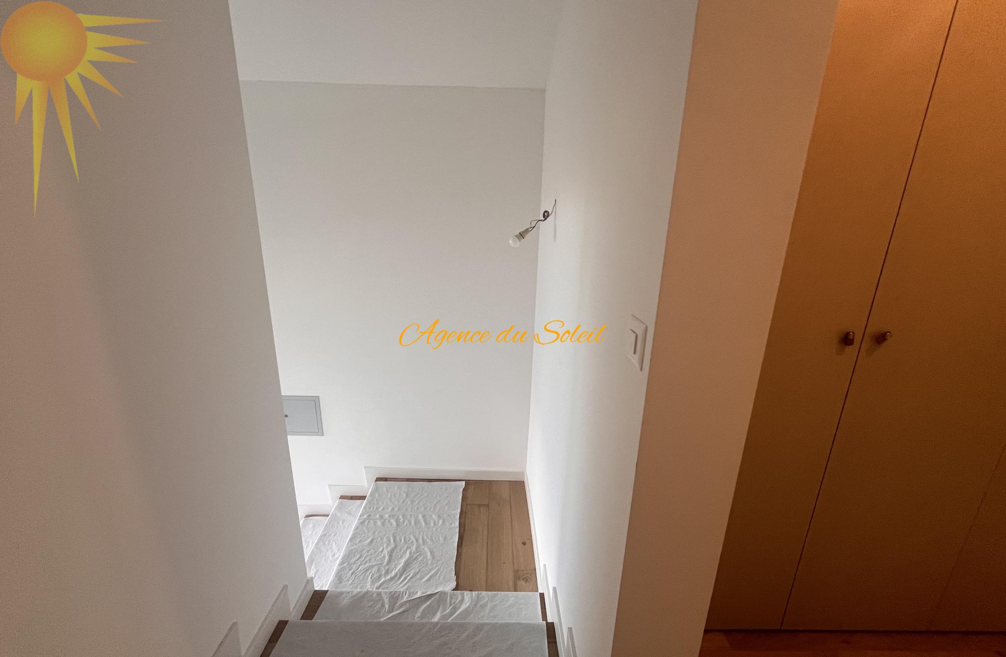 Treppenabgang mit Flur und Einbauschrank