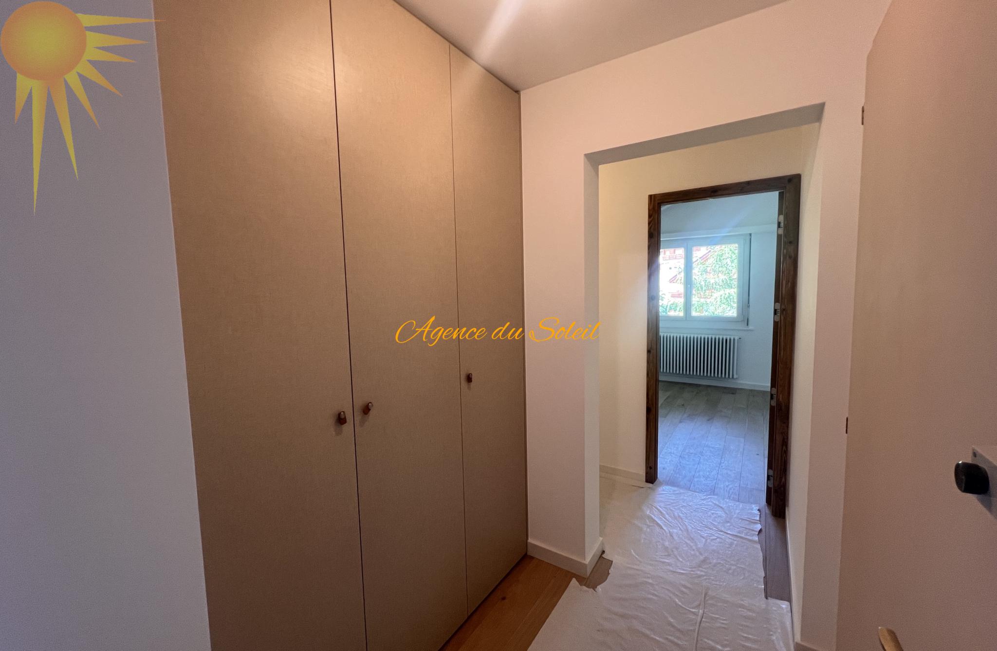 Flur mit Einbauschrank und Blick in ein Zimmer