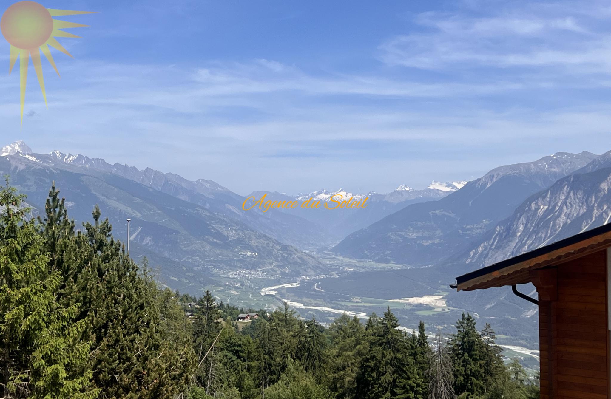 Alpenpanorama mit Wald und Hütten