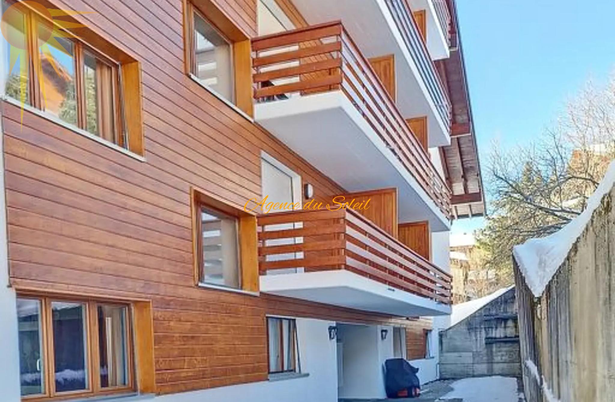 Außenansicht eines modernen Mehrfamilienhauses mit Holzverkleidung
