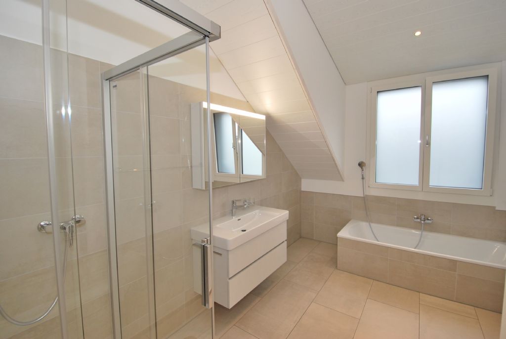 Modernes Bad mit Badewanne und Dusche