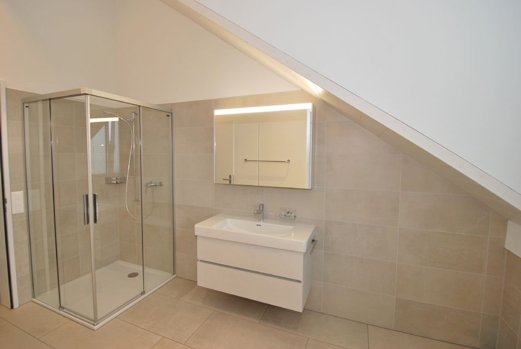 Modernes Dachbad mit Dusche und Waschtisch
