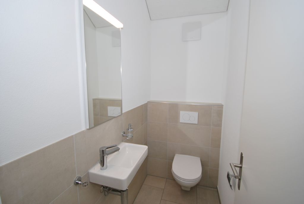 Gäste-WC mit wandhängendem WC und Waschbecken