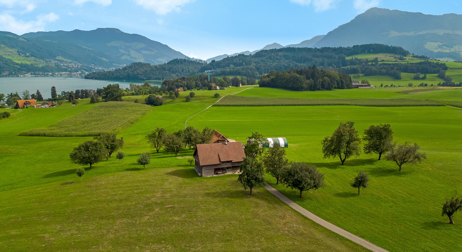 Luftaufnahme eines ländlichen Anwesens am See
