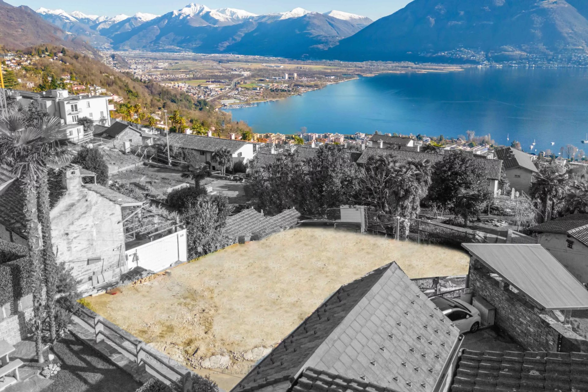 Seeblick über ein Hanggrundstück