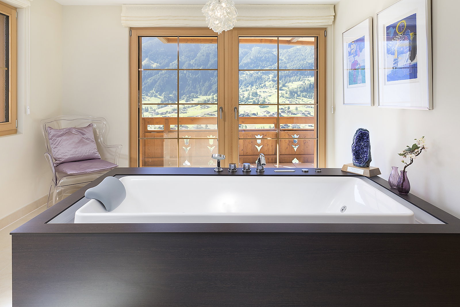 Luxuriöses Badezimmer mit Bergblick