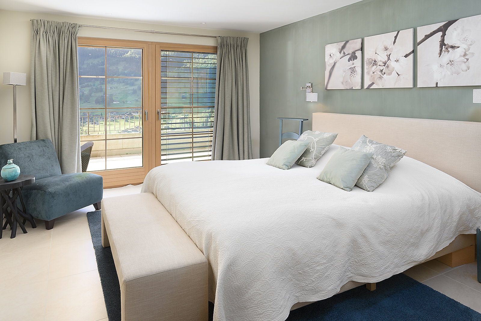 Helles Schlafzimmer mit Balkonblick