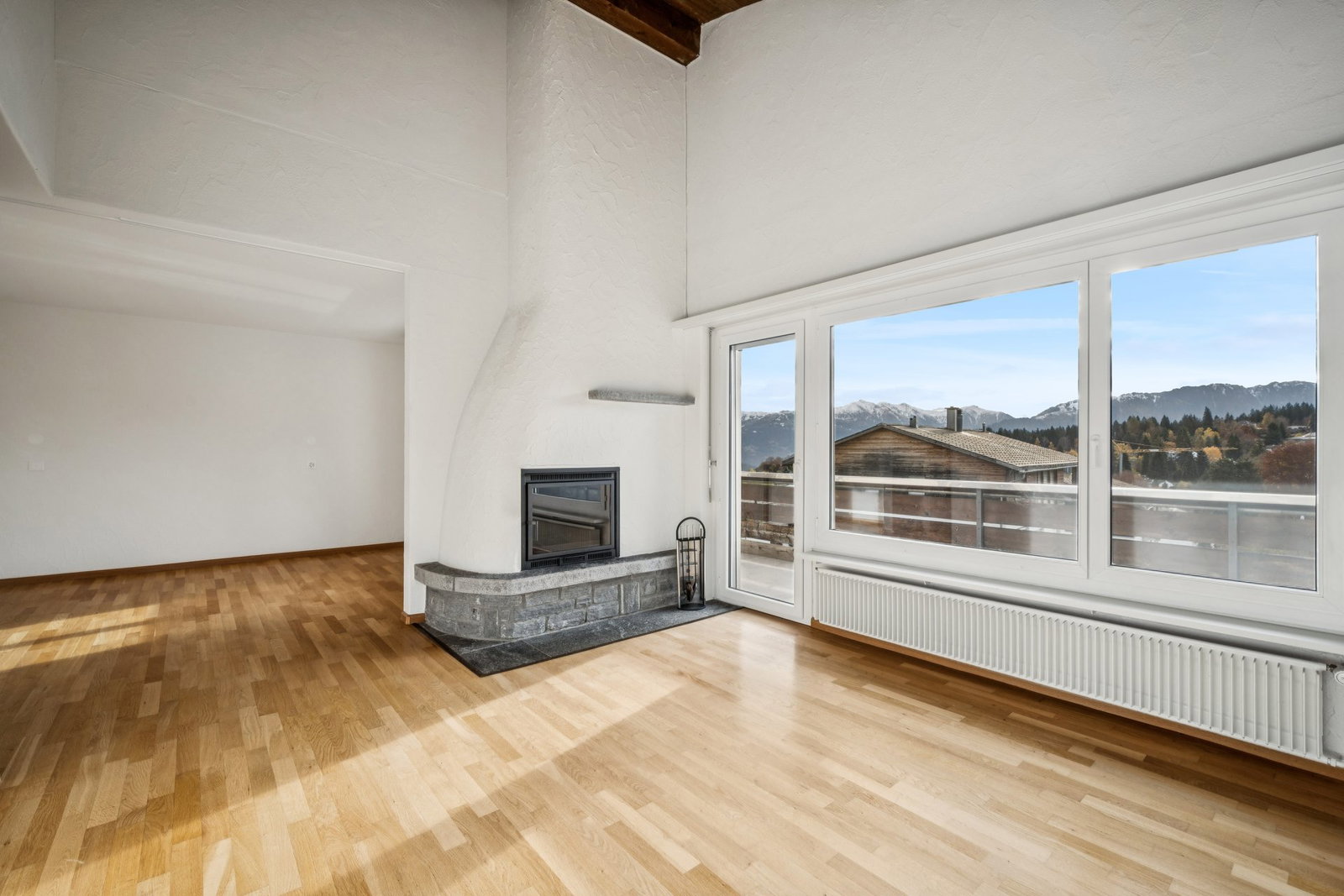 Wohnzimmer mit Kamin und Bergblick