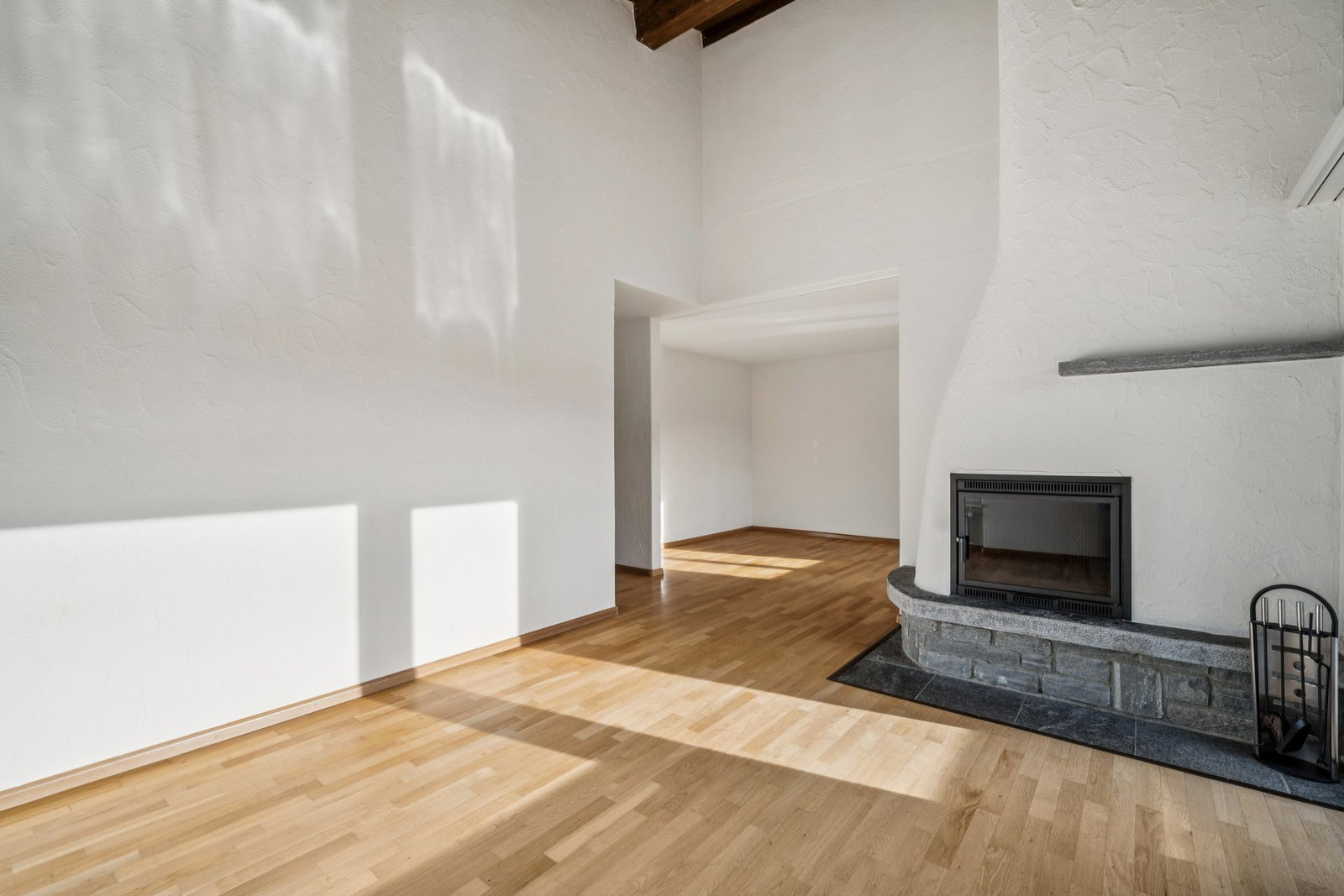 Heller Wohnraum mit Kamin