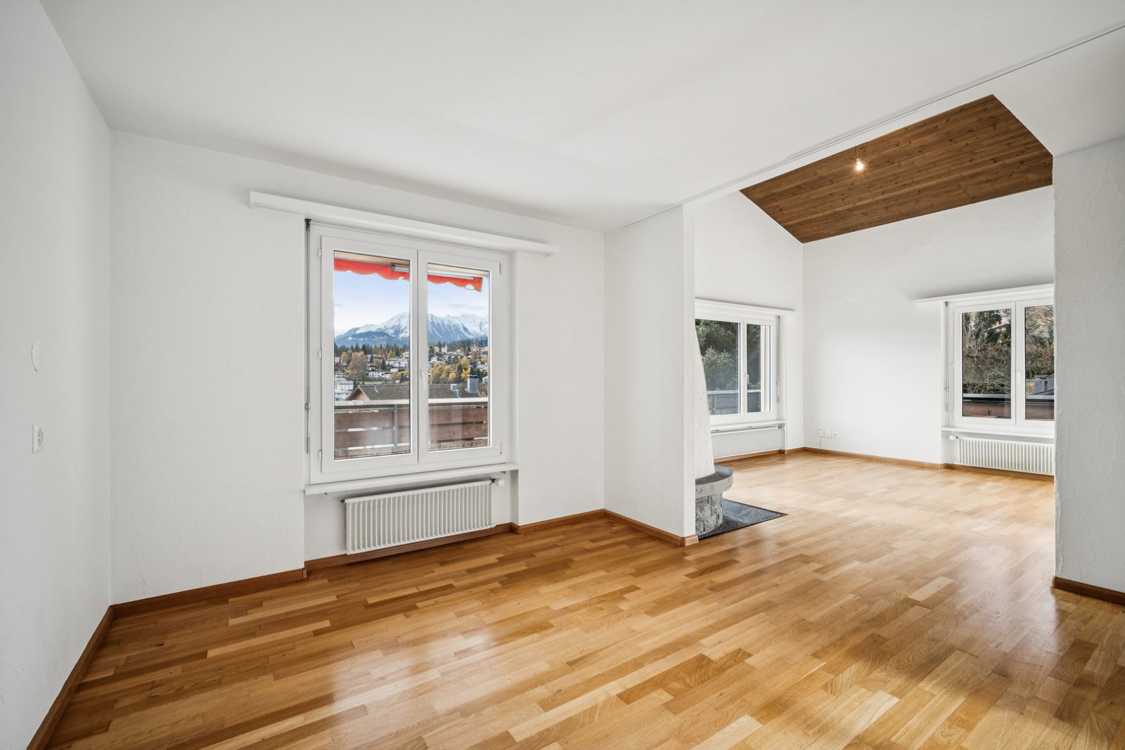 Heller Wohnraum mit Bergblick