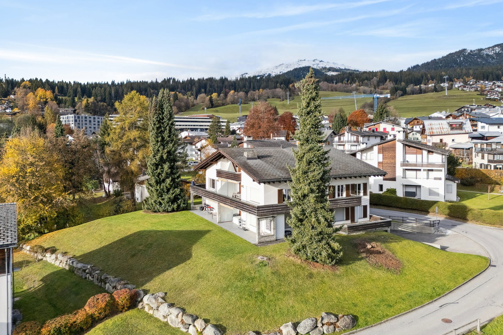 Alpenhaus in grüner Hanglage