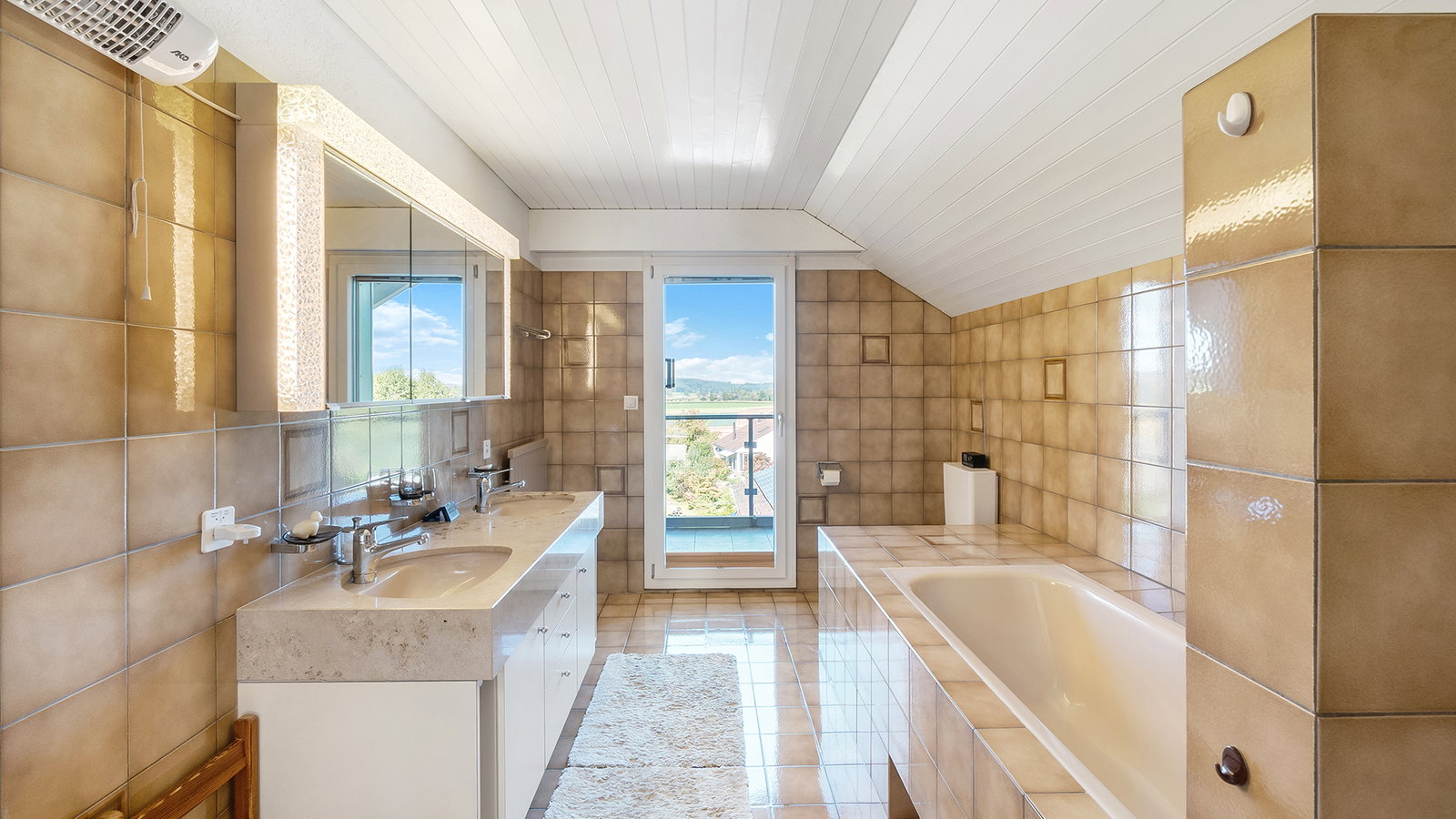Helles Bad mit Badewanne und Doppelwaschbecken