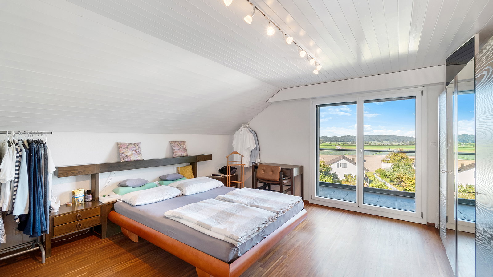 Dachgeschoss-Schlafzimmer mit Balkonblick