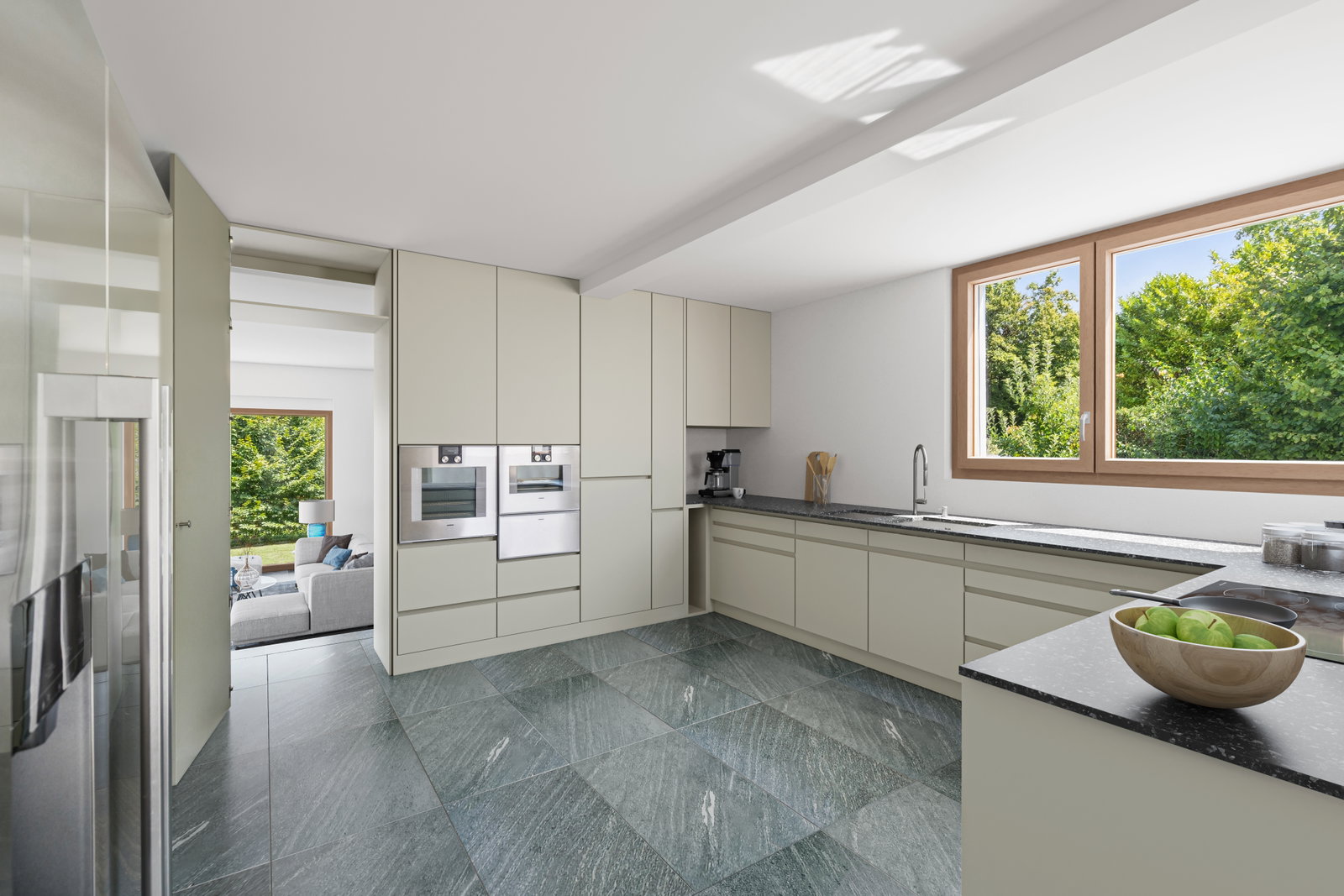 Moderne Küche mit großen Fenstern