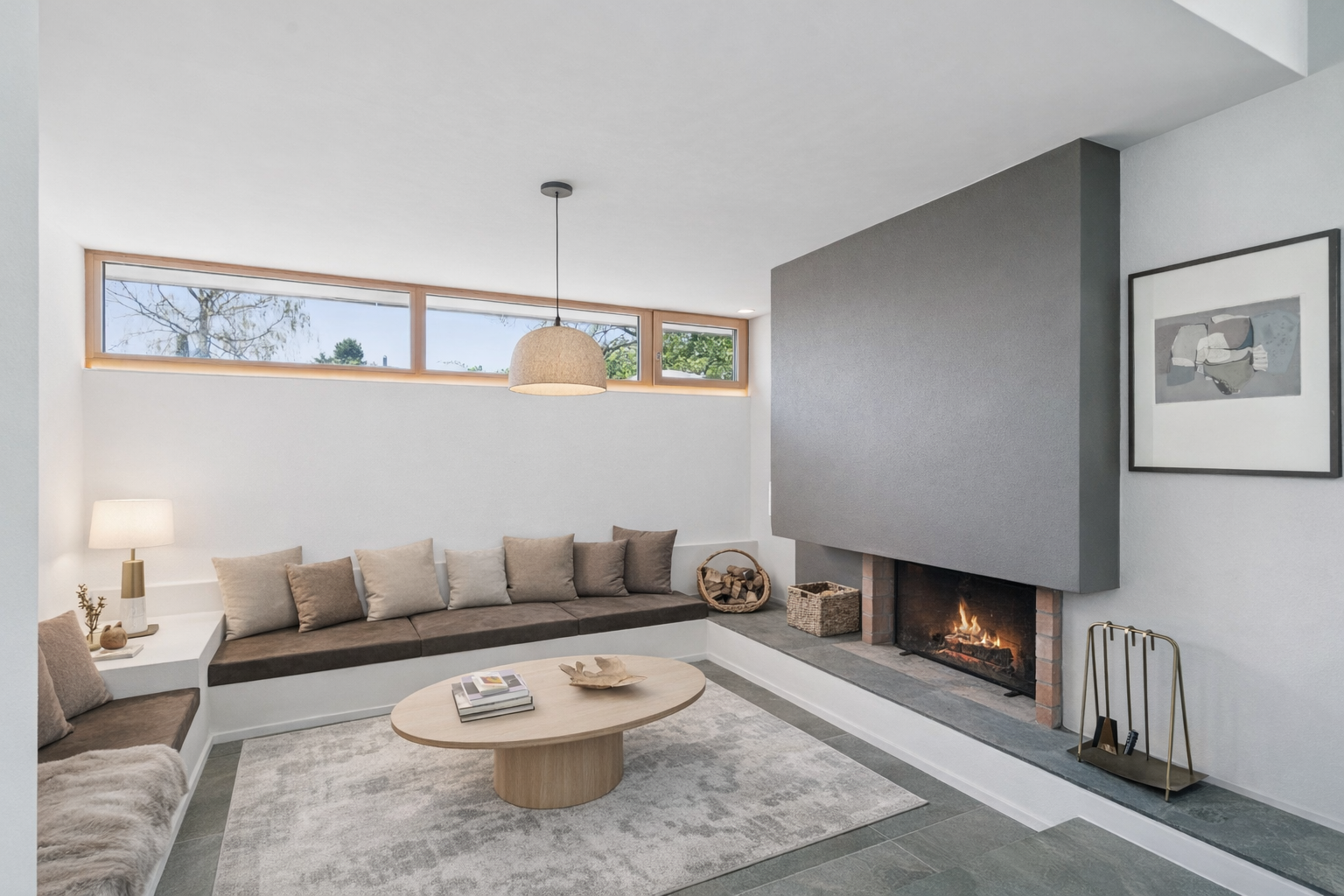 Moderner Wohnraum mit Kamin und Sitznische
