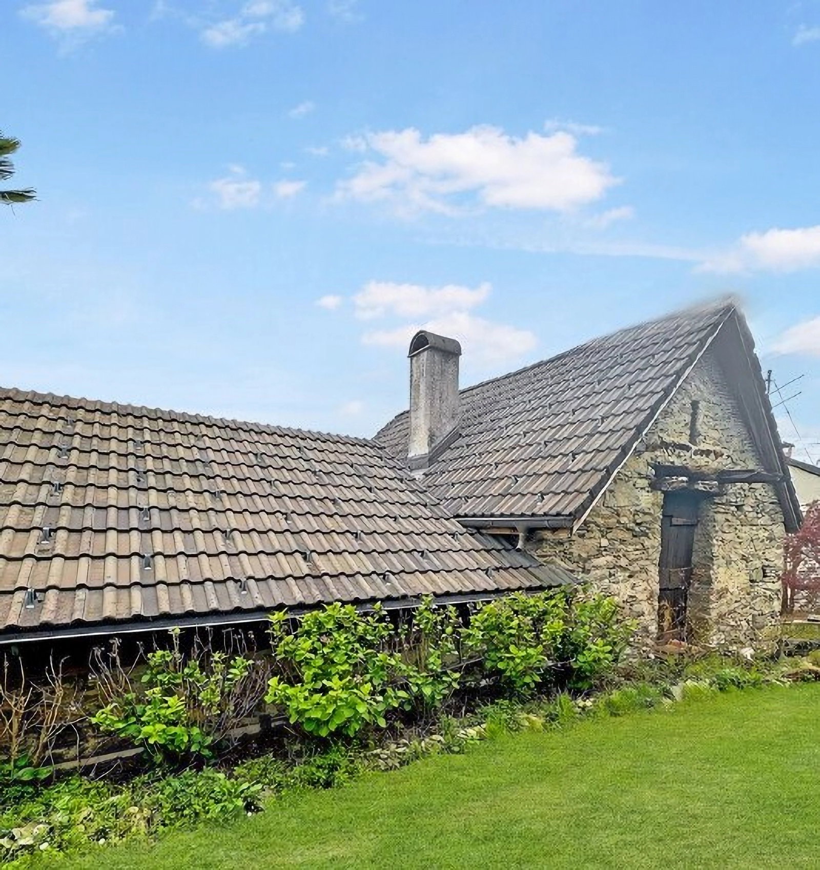 Ländliches Steinhaus mit altem Ziegeldach