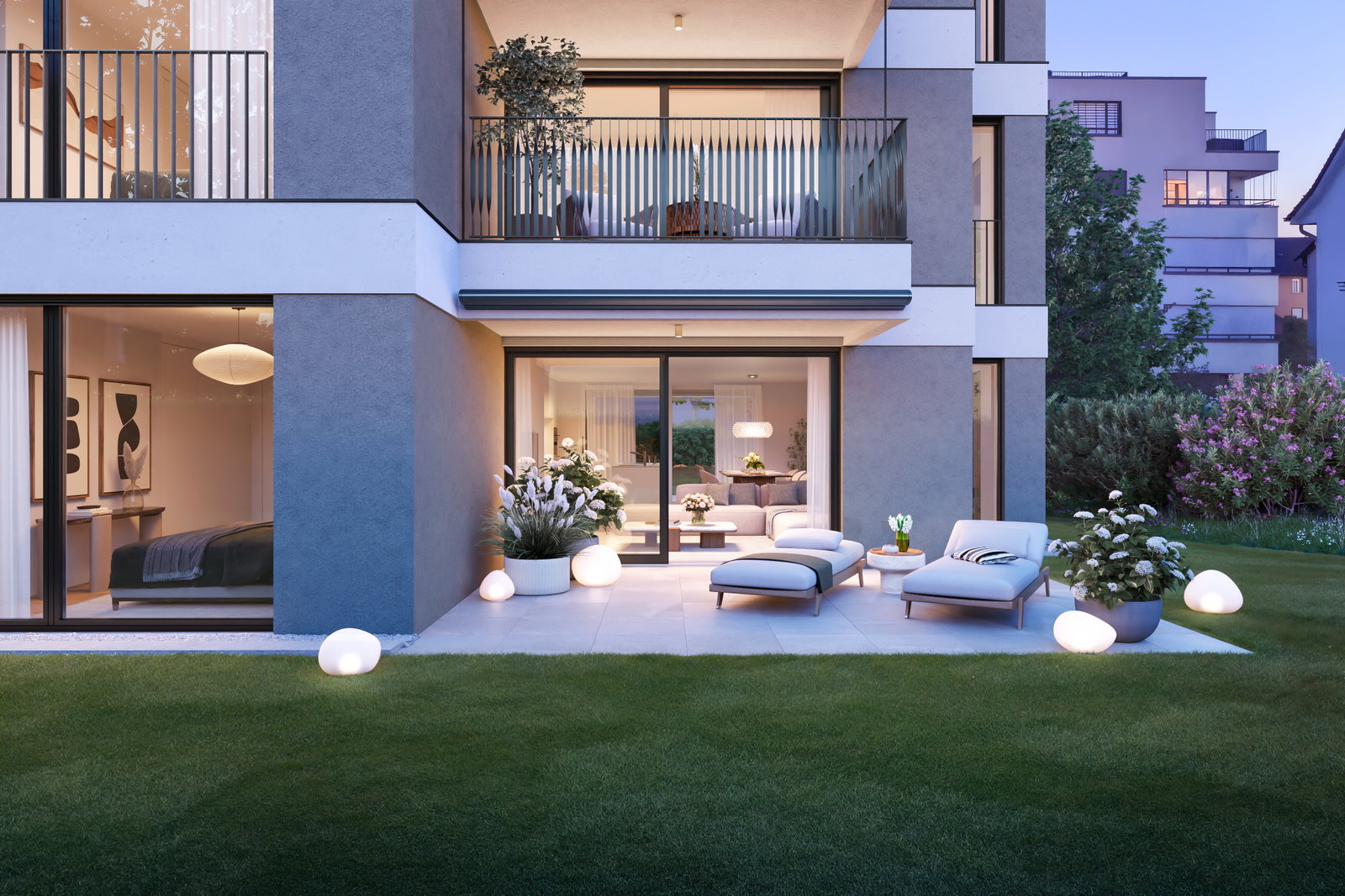 Moderne Terrassenansicht eines Mehrfamilienhauses