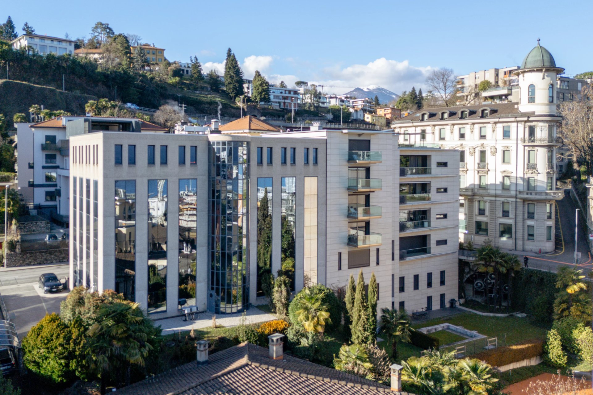 Außenansicht eines modernen Wohnkomplexes mit mediterranem Umfeld