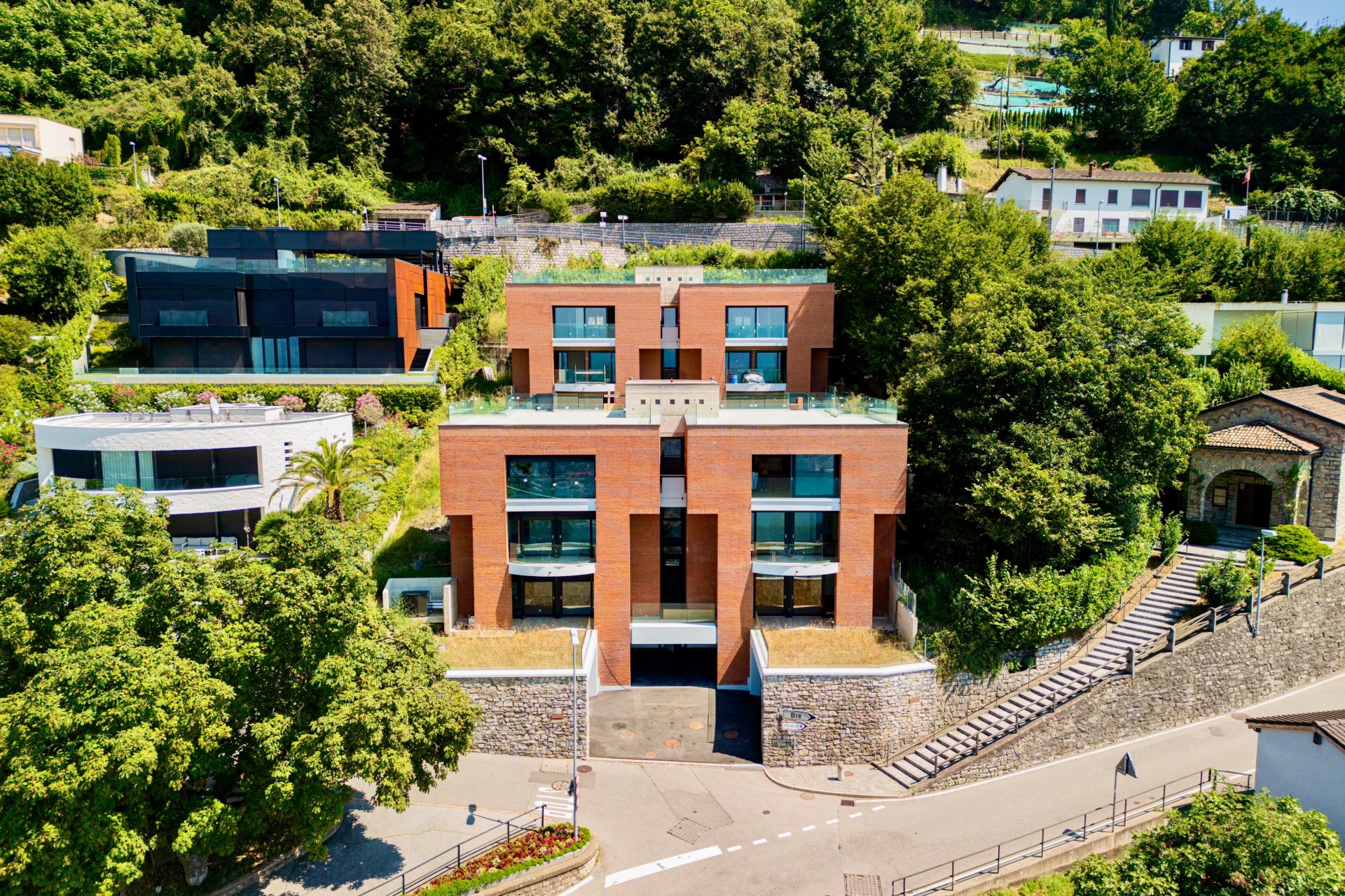 Moderne Hangvilla mit Terrassen und viel Grün