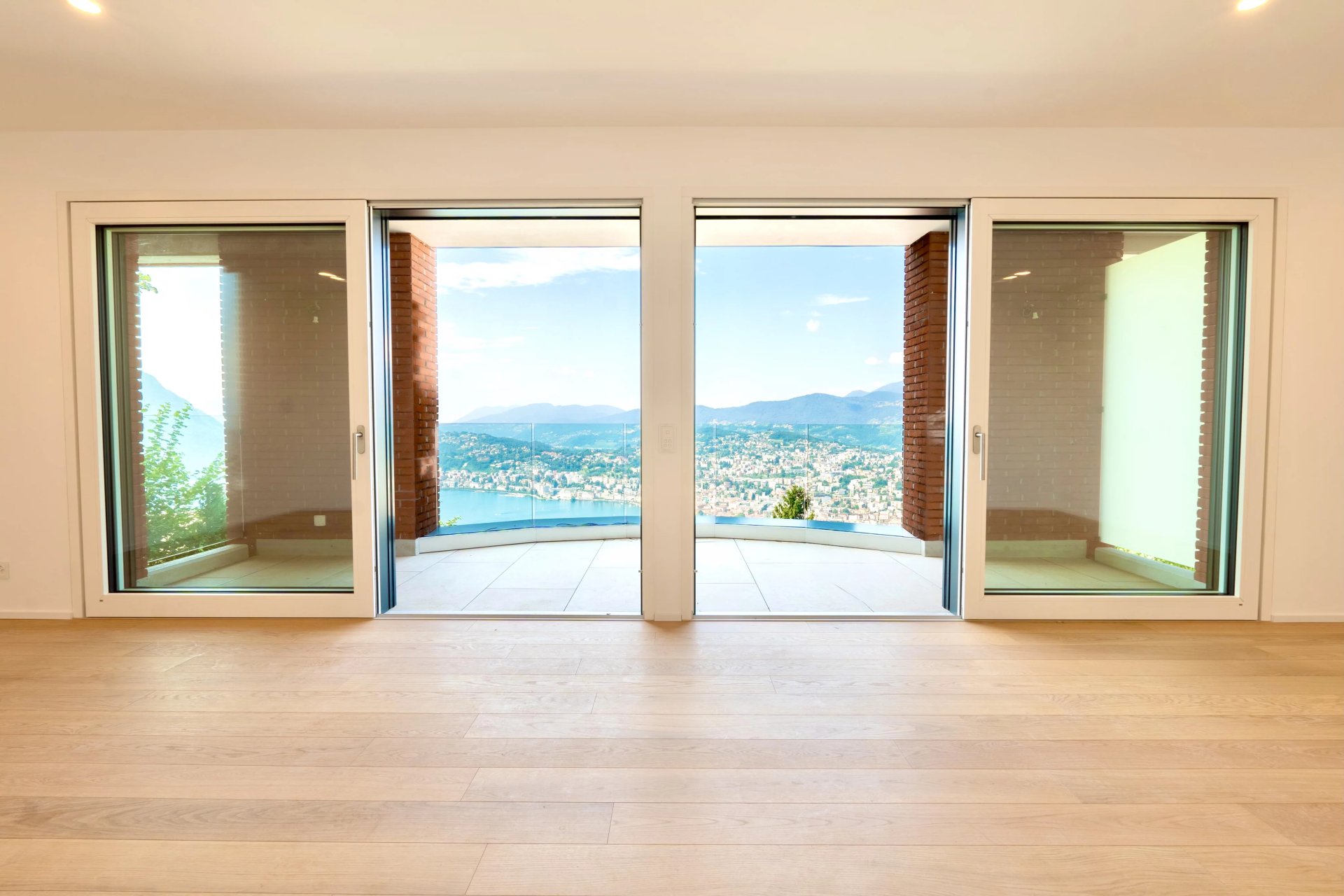 Heller Wohnraum mit Panoramafenstern und Meerblick