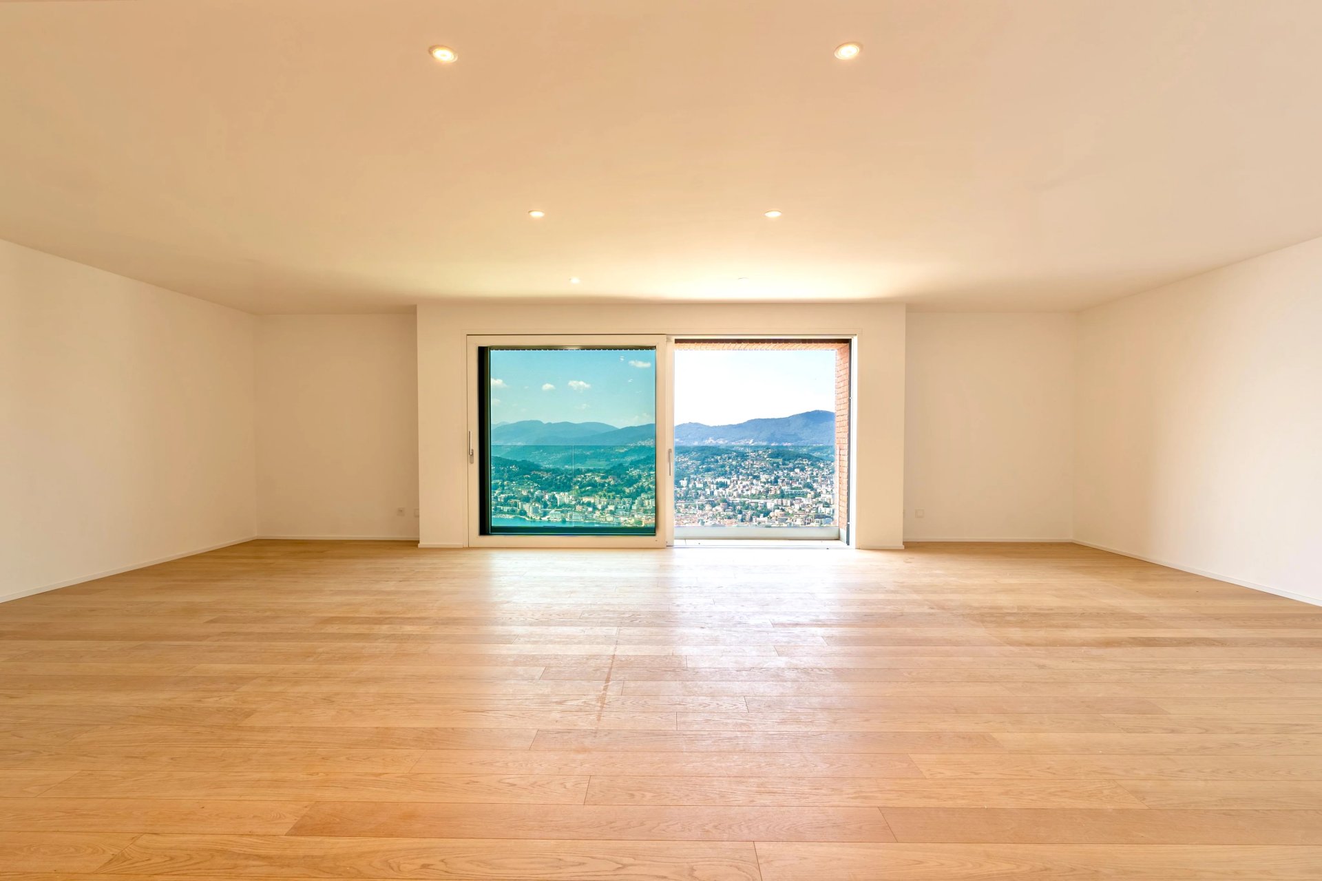 Leerer Wohnraum mit Panoramablick
