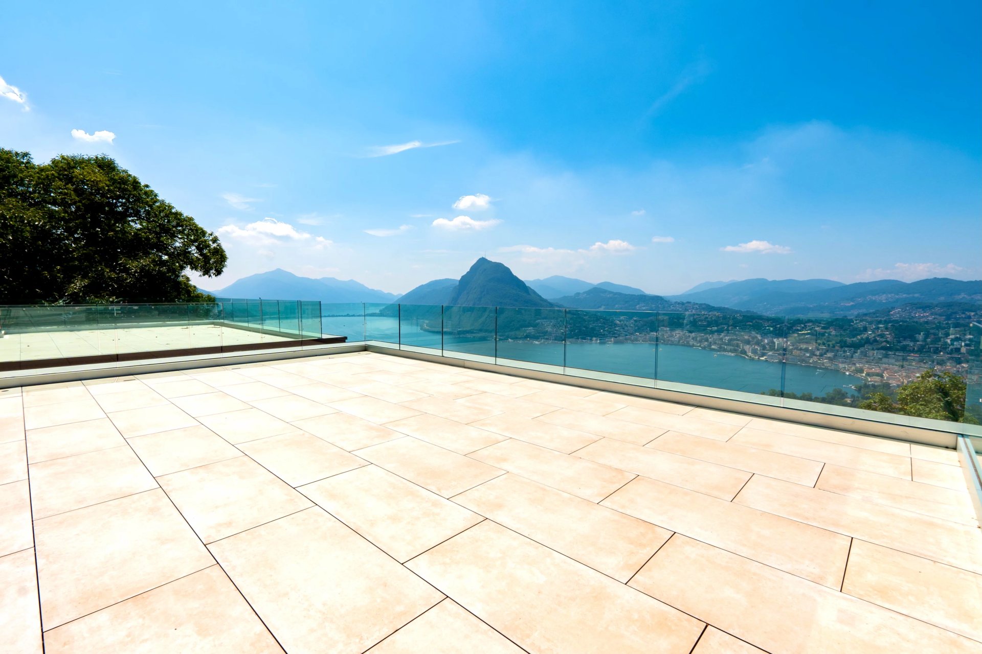 Panoramaterrasse mit Seeblick