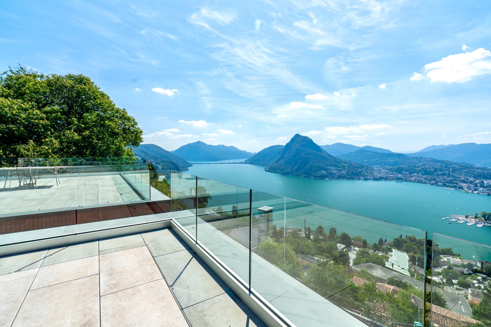 Seeblick von einer Terrasse