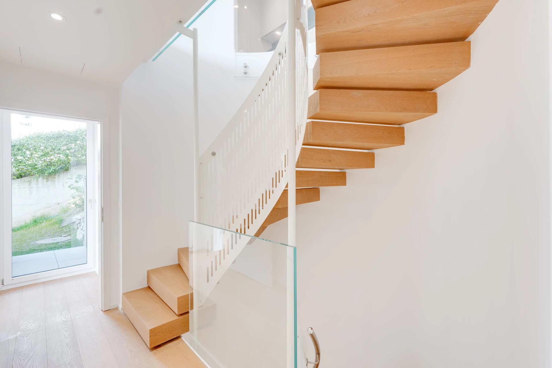 Moderne Treppe im hellen Flur