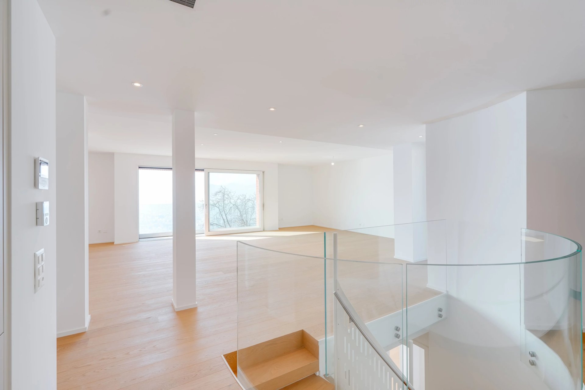 Helles, modernes Loft mit Treppenhaus