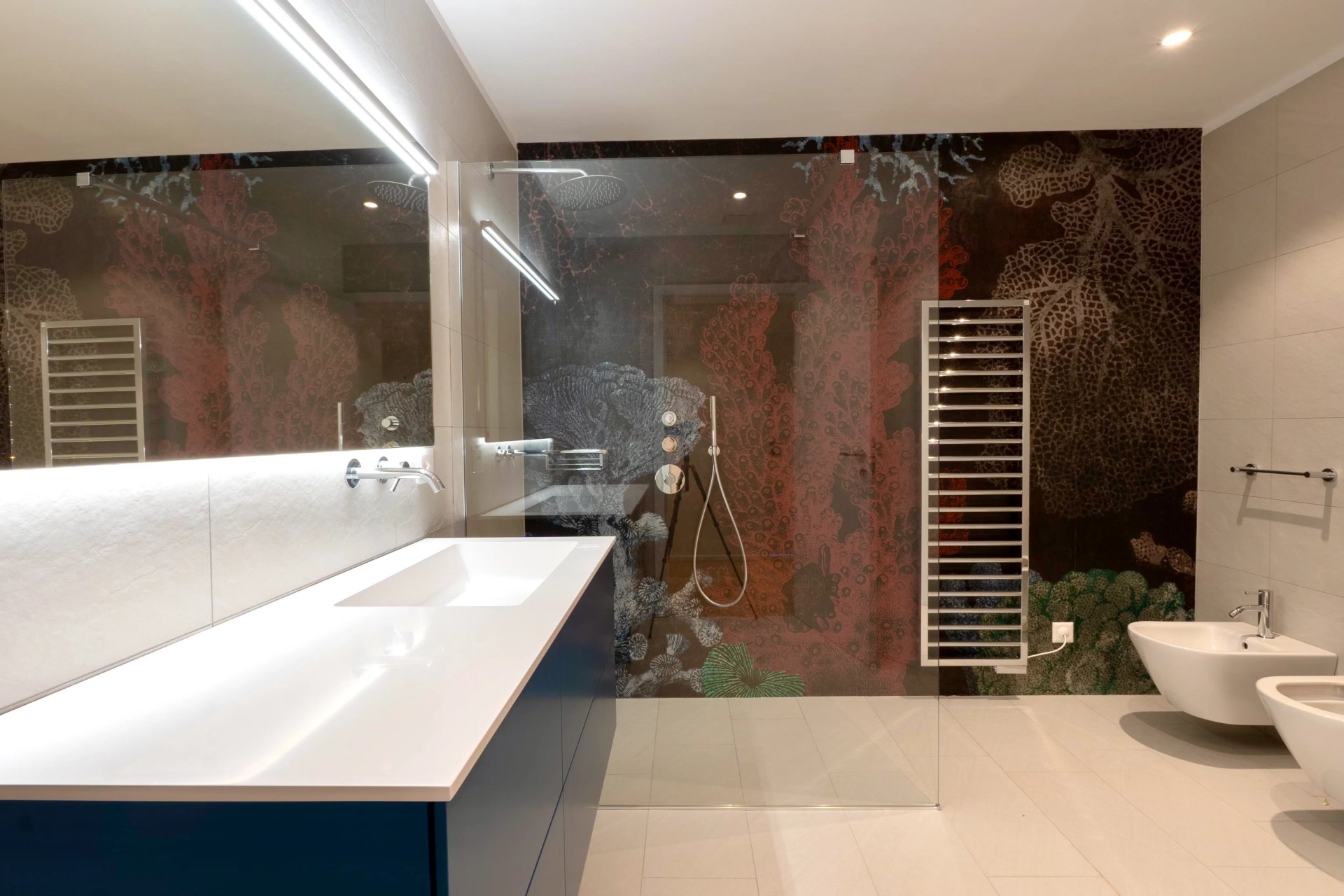 Modernes Badezimmer mit Design-Dusche