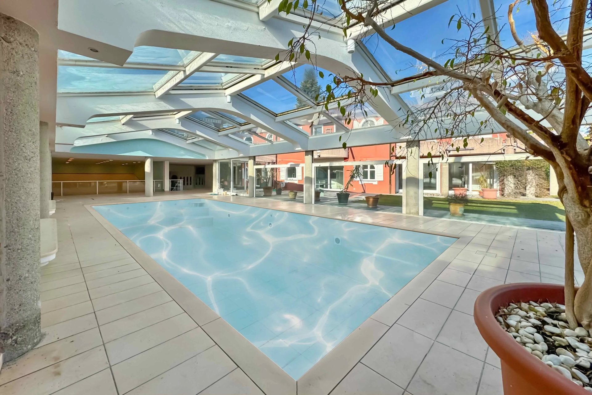 Überdachter Innenhof mit Pool