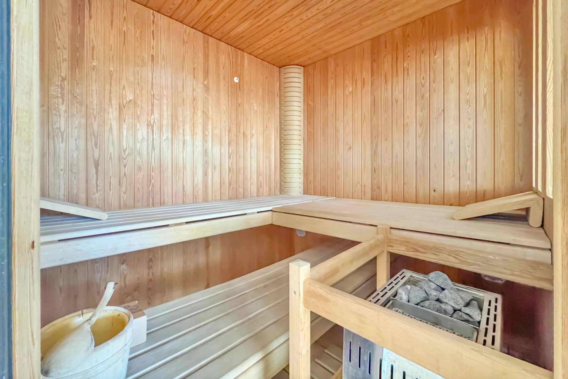 Holzverkleidete Sauna