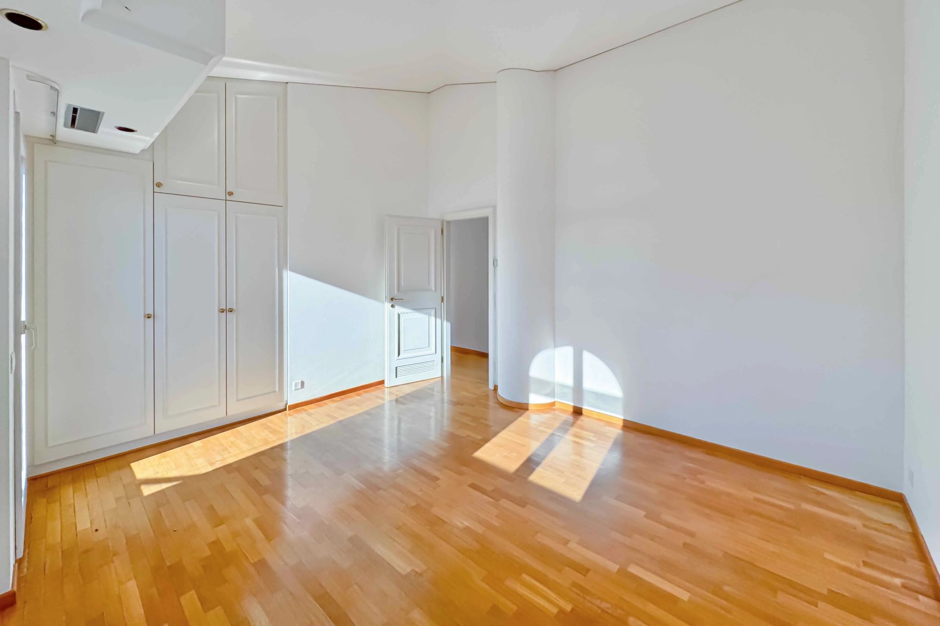 Helles leeres Zimmer mit Einbauschränken