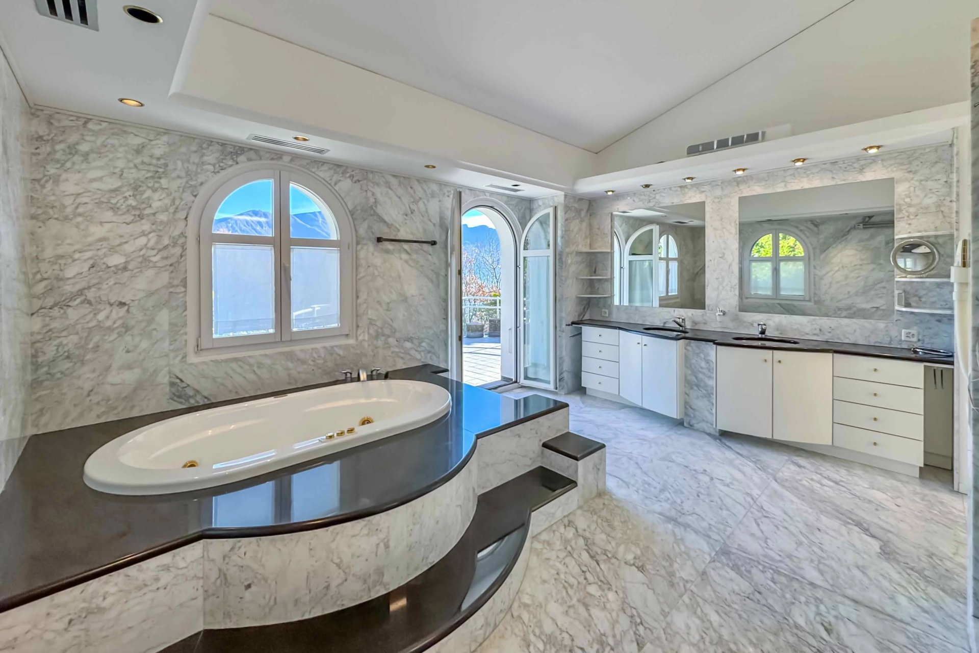 Luxuriöses Badezimmer mit Marmoroptik