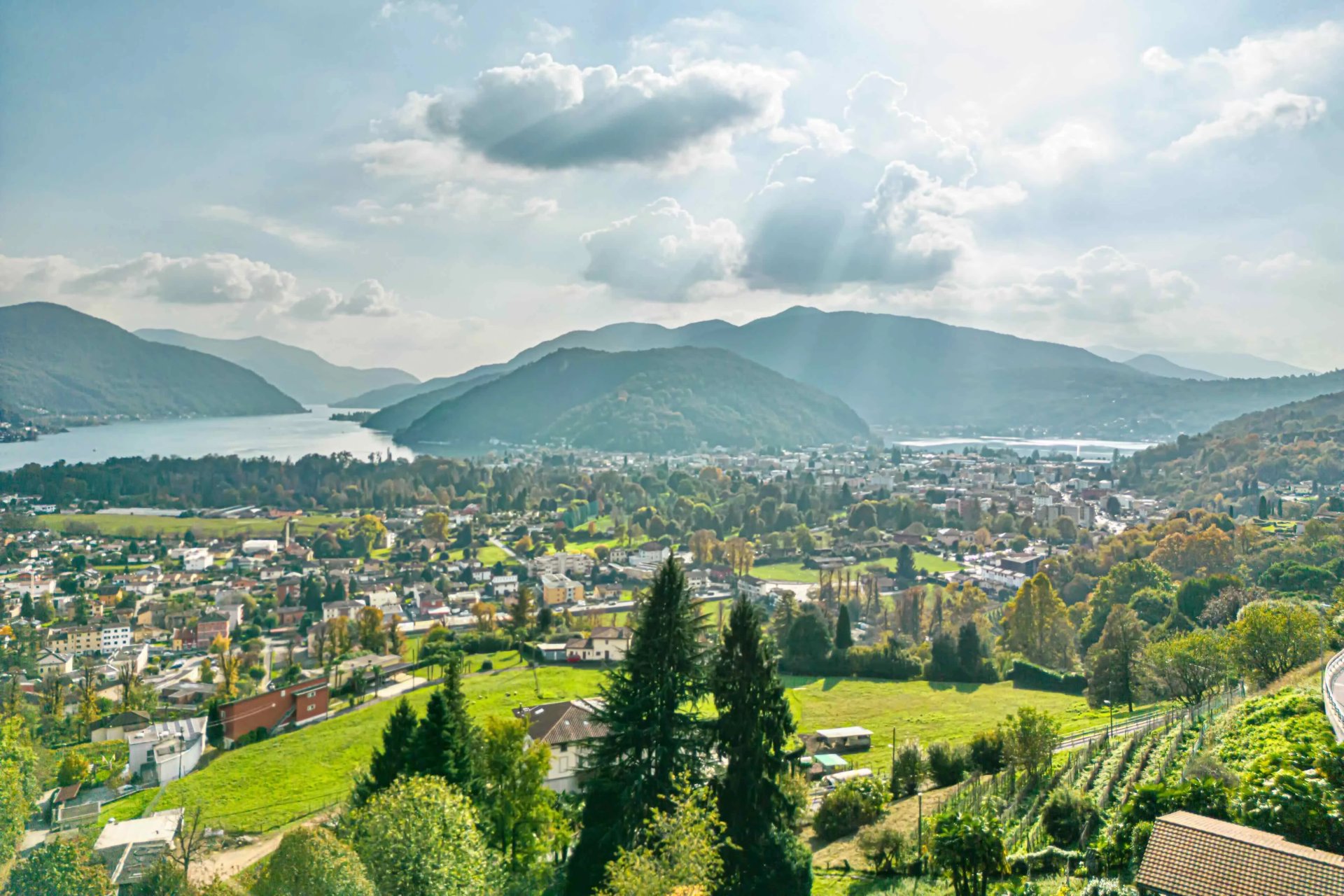 Panoramablick über Stadt und See mit Bergen
