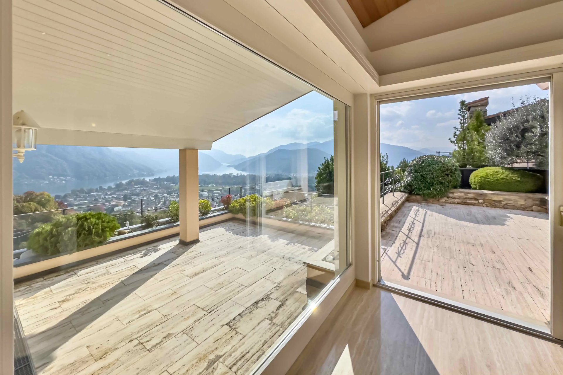 Terrasse mit Berg- und Seeblick