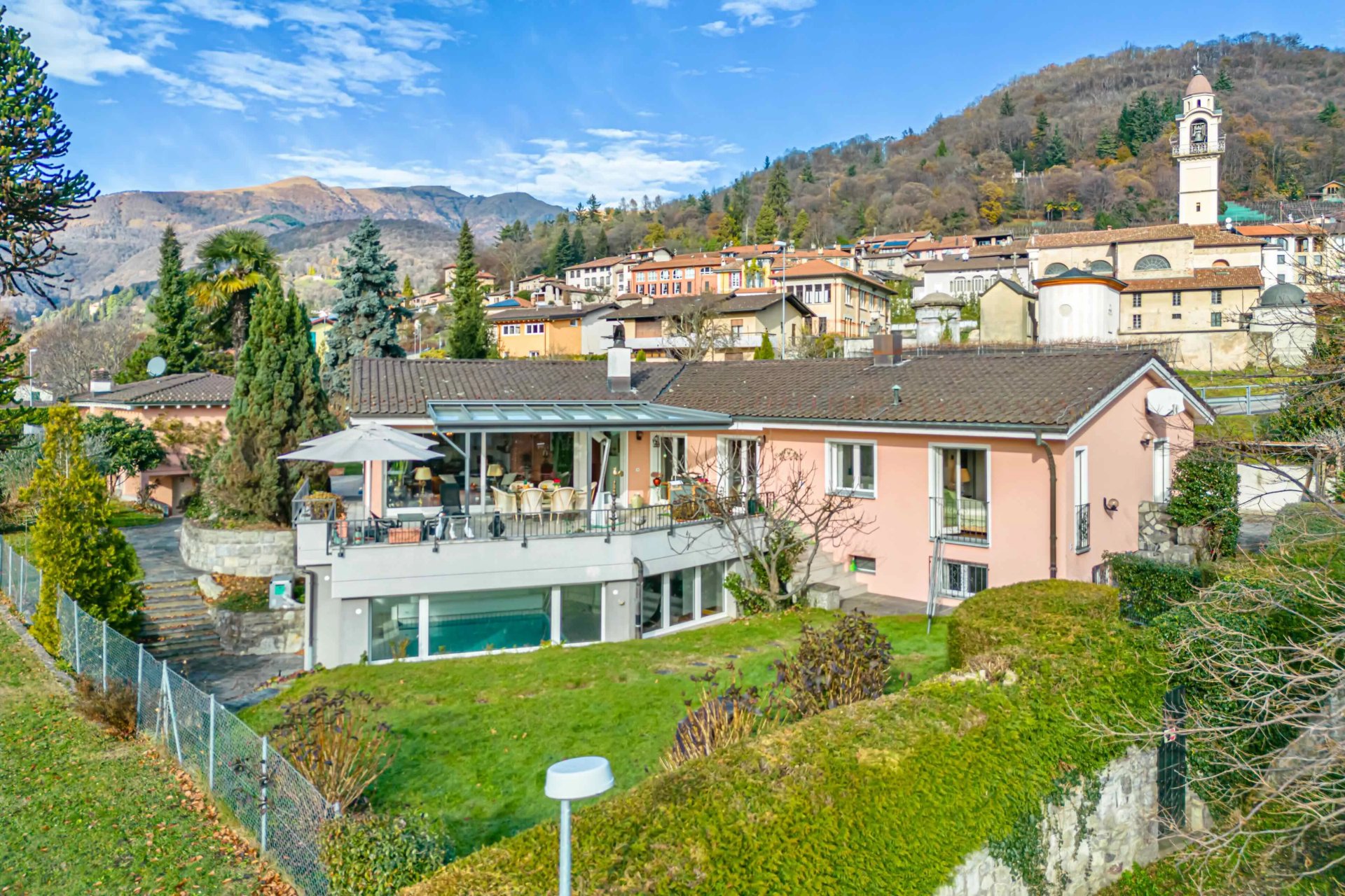 Villa mit Garten und Bergblick