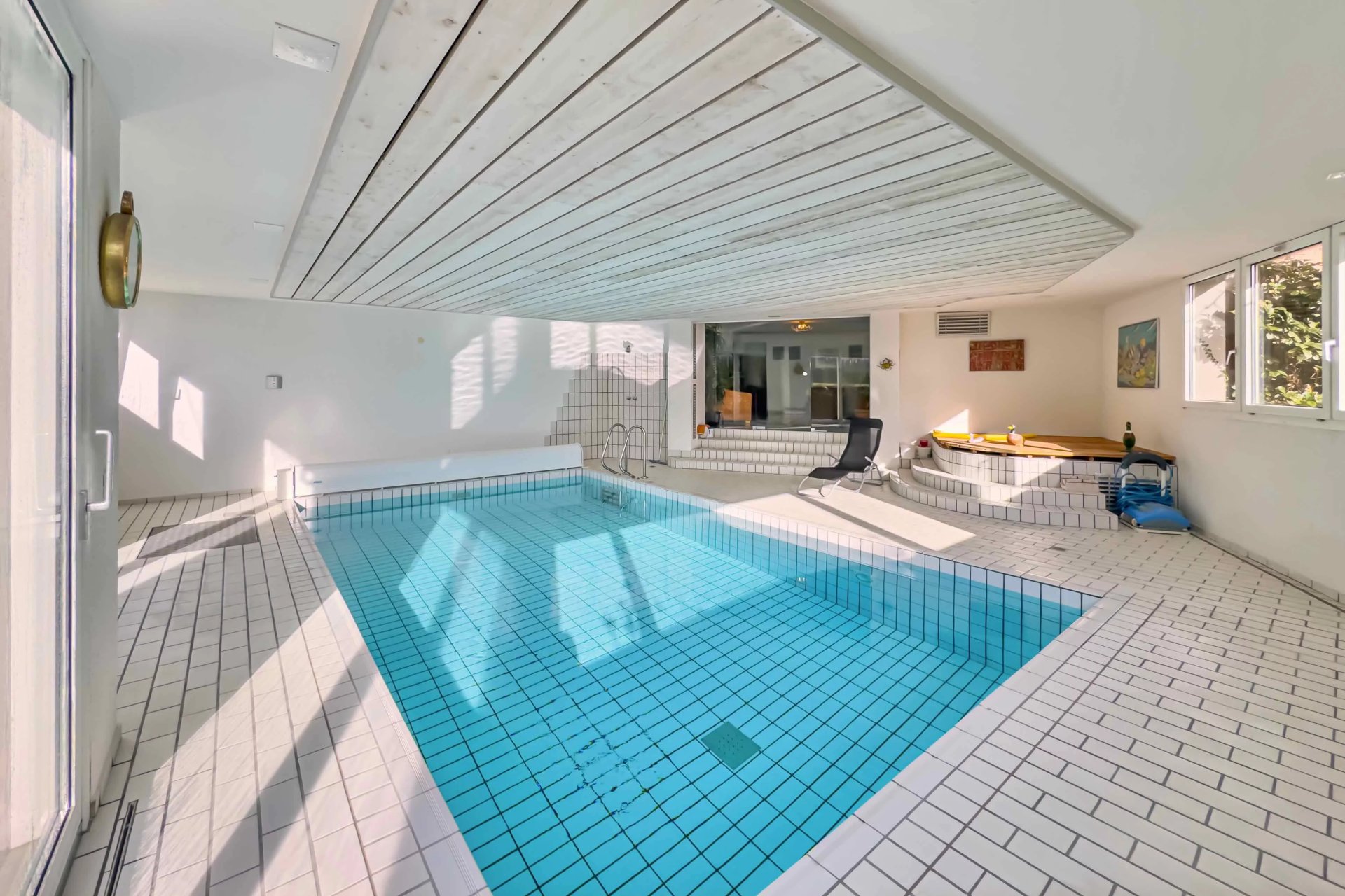 Innenpool mit Sitzbereich
