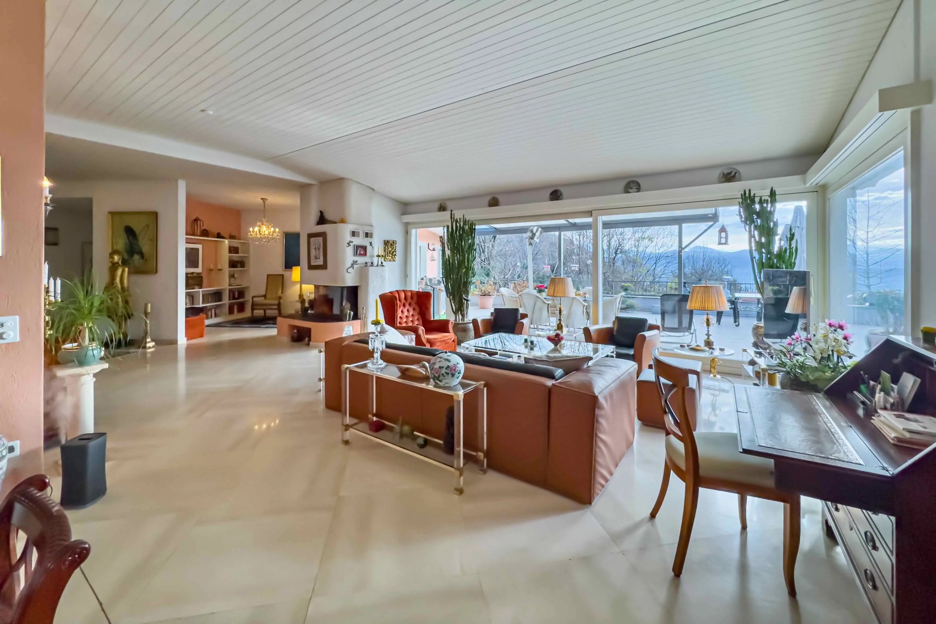 Großzügiges Wohnzimmer mit Terrasse und Fernblick