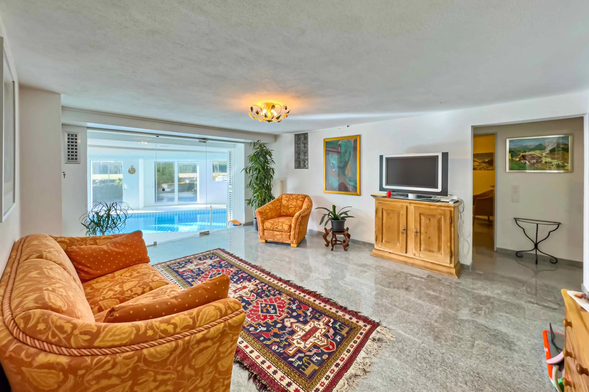Wohnzimmer mit Blick zum Innenpool