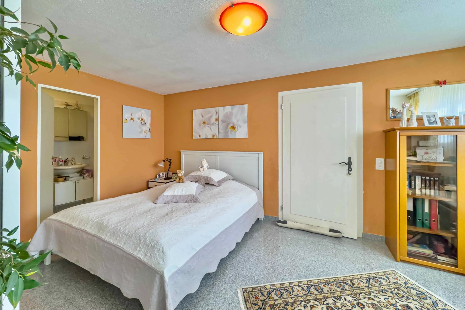 Gemütliches Schlafzimmer mit angrenzendem Bad