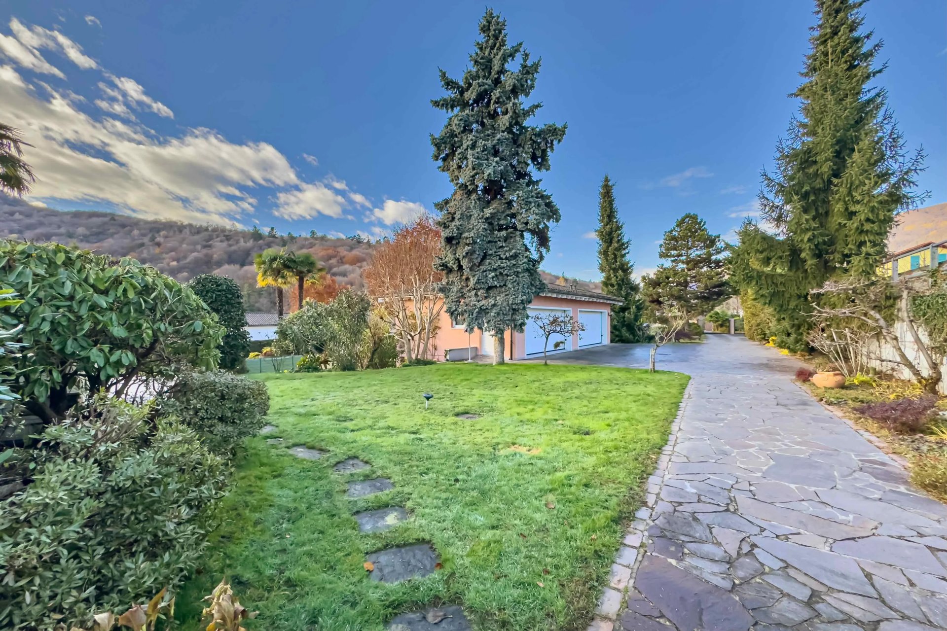 Großer Garten mit Zufahrt und Garage